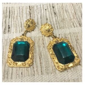 Beautiful Emerald Green Gem Gold Studded Earring